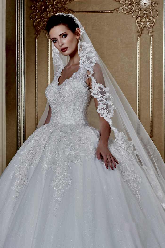 Alternative view of V Yaka Dantel İşlemeli Kuyruklu Prenses Gelinlik