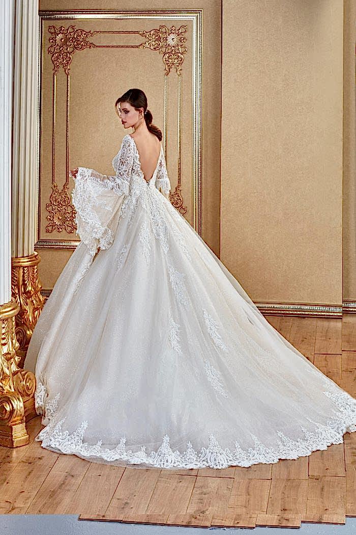 Alternative view of Geniş V Yaka Sırt Dekolteli Prenses Gelinlik