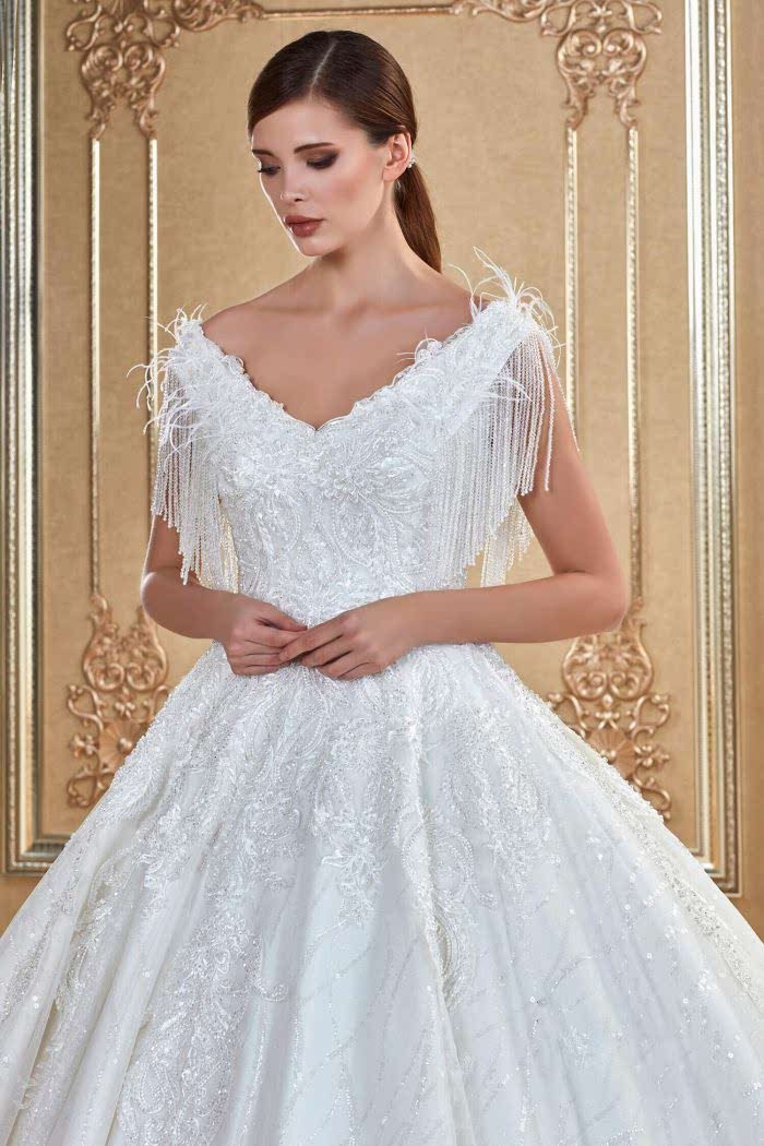 V Yaka Kol Sarkaçlı Dantelli Sırt Dekolteli Prenses Gelinlik