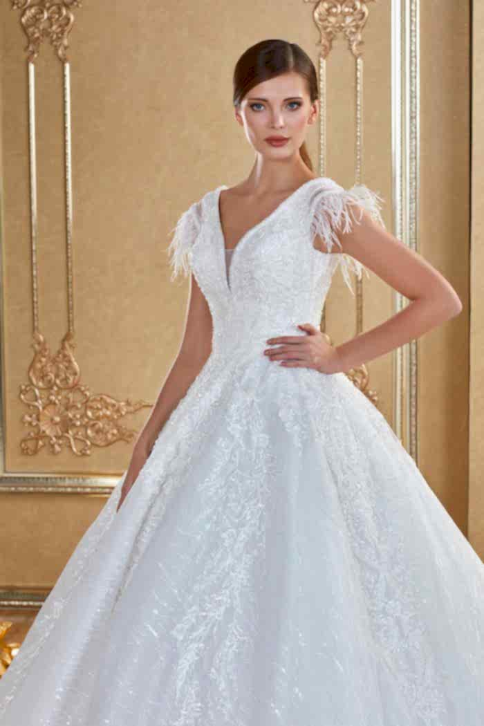 Alternative view of Derin V Yaka Kristal İşlemeli Kol Detaylı Prenses Gelinlik