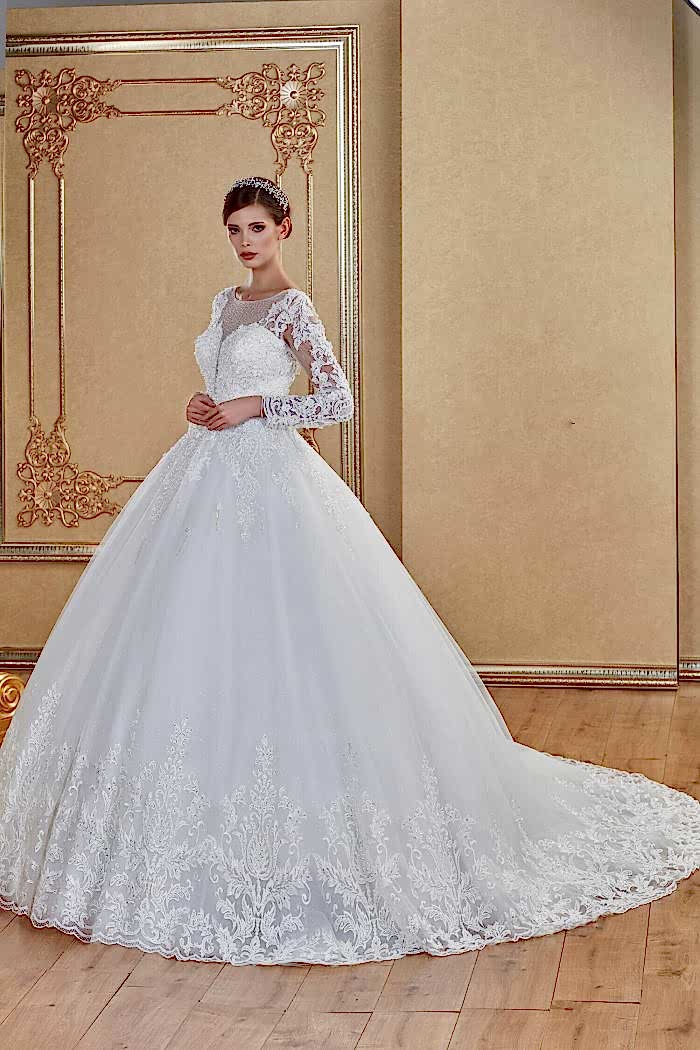 Alternative view of İllüzyon Yaka Uzun Kollu Dantel İşlemeli Prenses Gelinlik