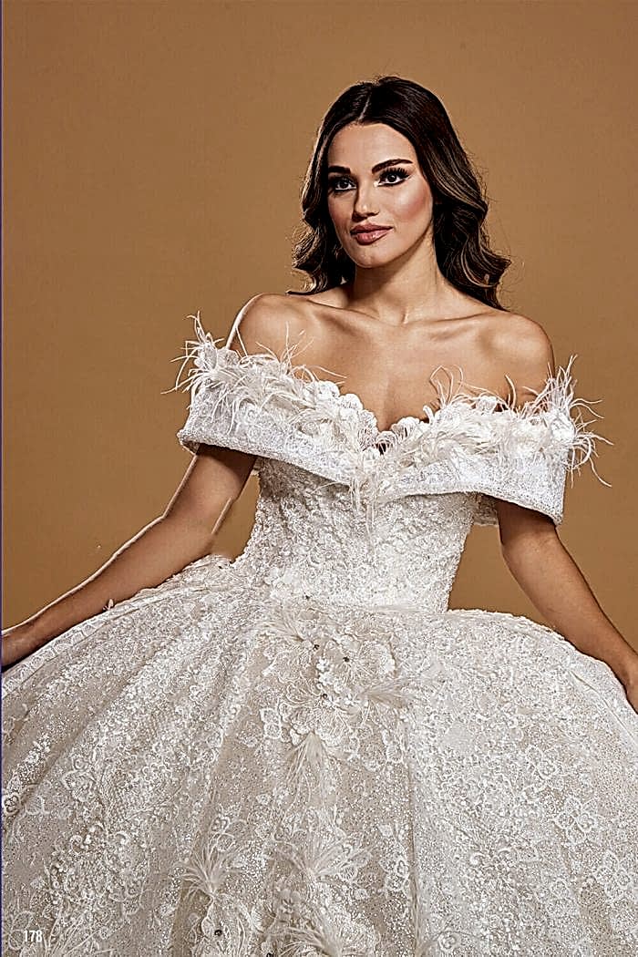 Alternative view of Madonna Yaka Üç Boyutlu Kat Kuyruk Detaylı Prenses Gelinlik