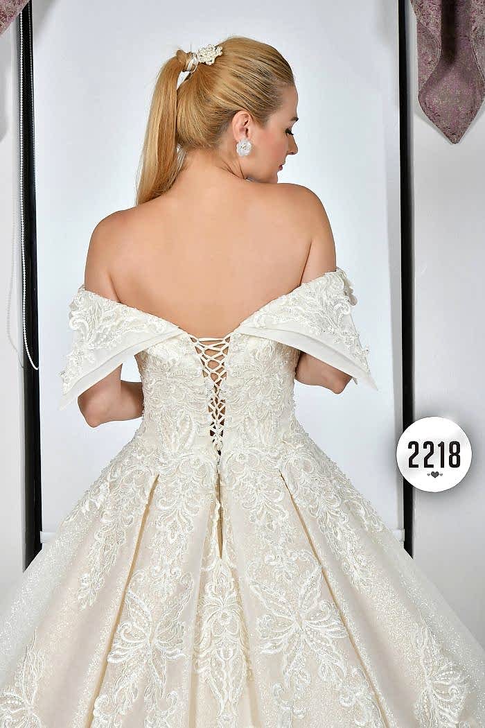 Madonna Yaka Dantel İşlemeli Kuyruk Pileli Prenses Gelinlik