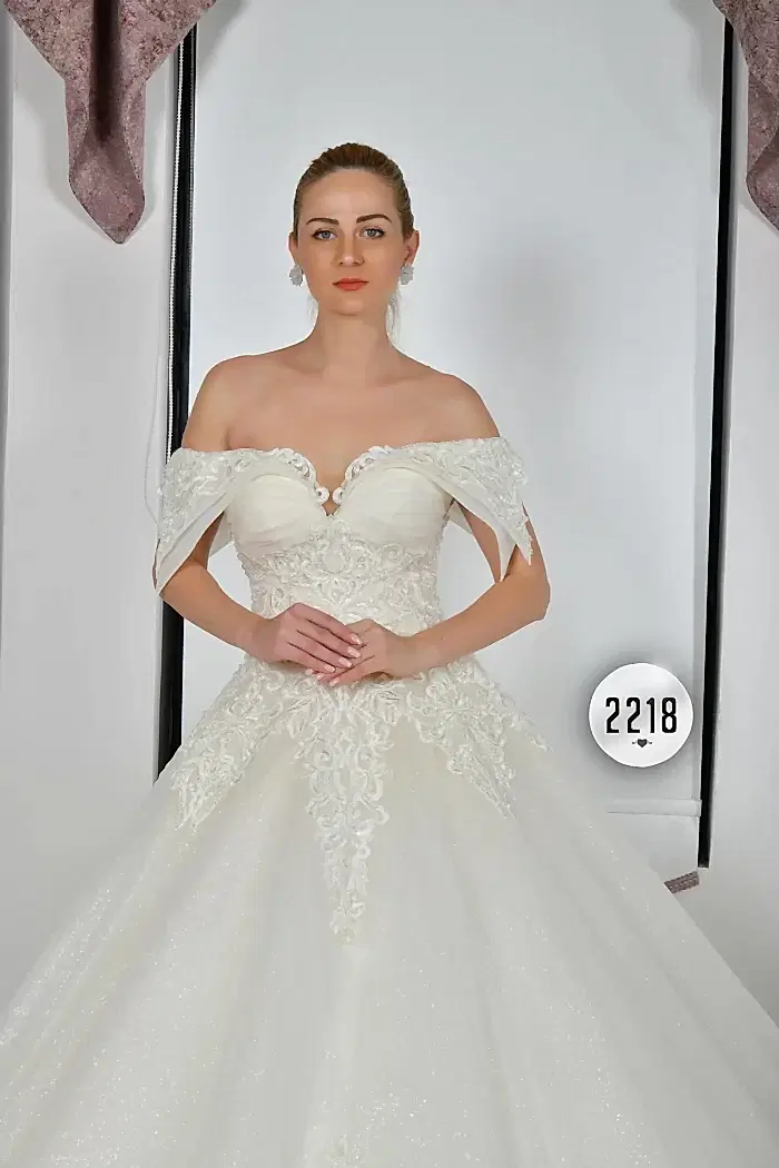 Alternative view of Madonna Yaka Dantel İşlemeli Kuyruk Pileli Prenses Gelinlik