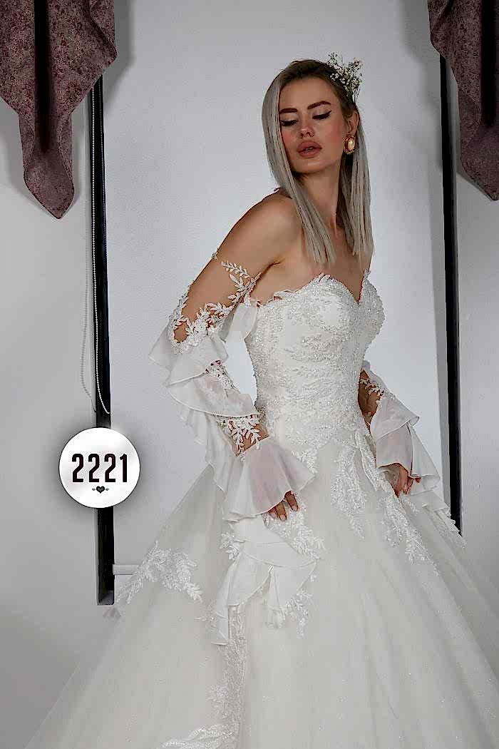 Alternative view of Straplez Yaka Demonte Fırfır Kol Detaylı Kuyruklu Prenses Gelinlik