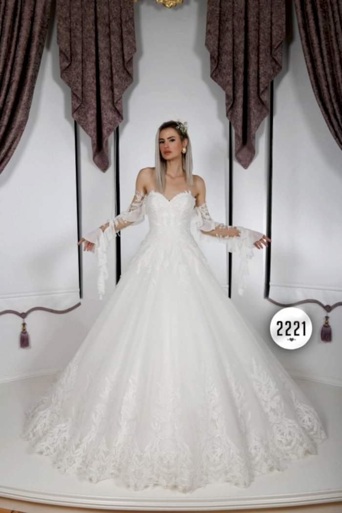 Straplez Yaka Demonte Fırfır Kol Detaylı Kuyruklu Prenses Gelinlik