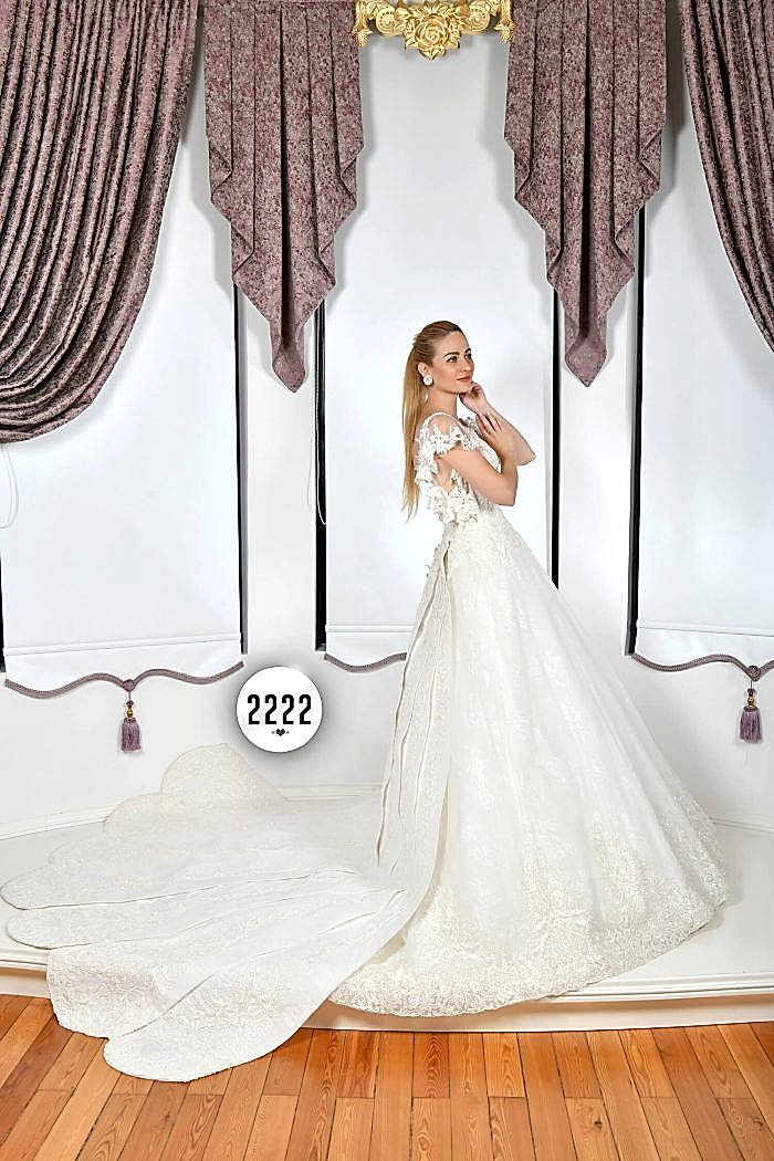 Alternative view of Derin V Yaka Kelebek Kol Kuyruk Detaylı Prenses Gelinlik