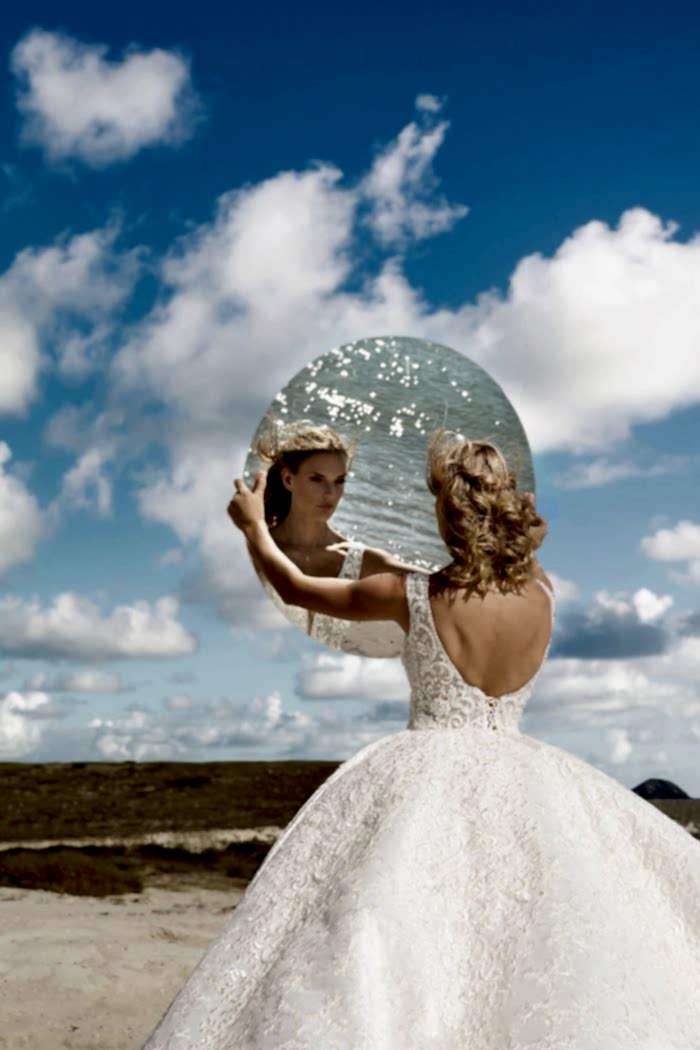 V Yaka Sırt Dekolteli Kristal İşlemeli Kuyruklu Prenses Gelinlik