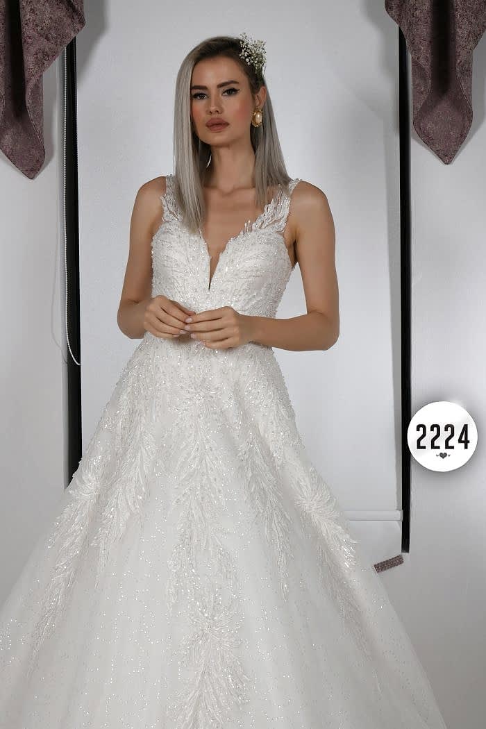 Alternative view of Derin V Yaka Lazer Kesim Sıfır Kol İşlemeli Prenses Gelinlik