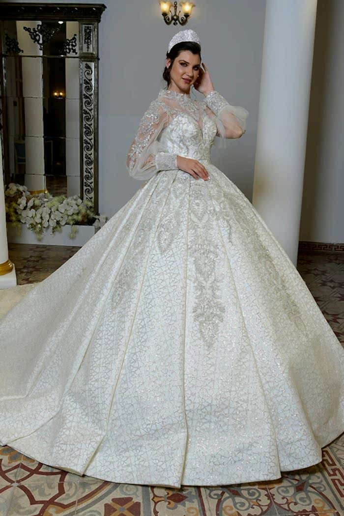 Bishop Kol Gümüş İşlemeli Kalp Yaka Kuyruklu Prenses Gelinlik