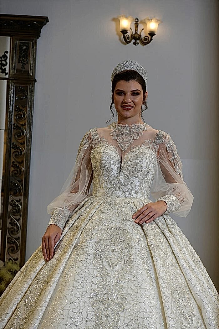 Alternative view of Bishop Kol Gümüş İşlemeli Kalp Yaka Kuyruklu Prenses Gelinlik