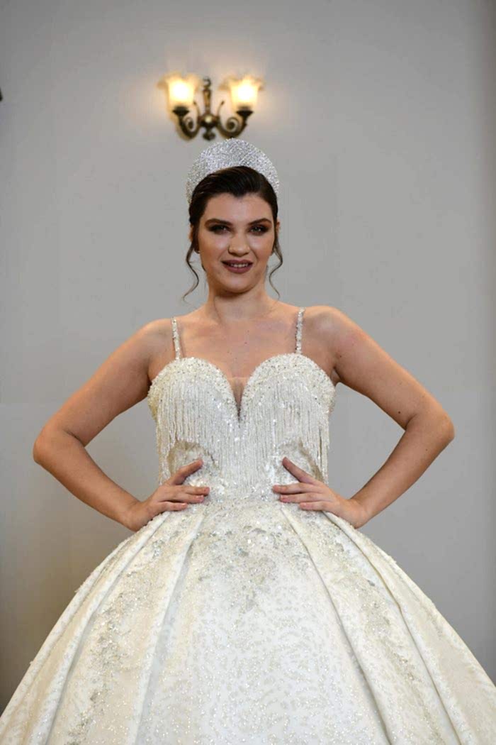 Alternative view of Taşlı İp Askılı Kalp Yaka Sarkaç Detaylı Pileli Prenses Gelinlik