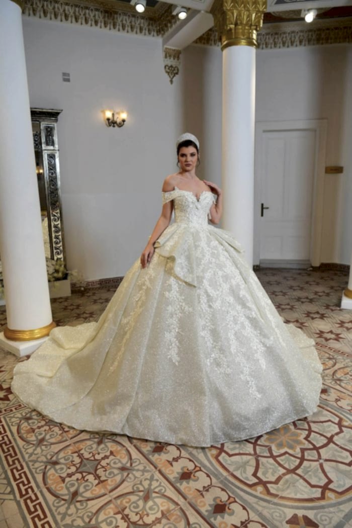 Madonna Yaka Bel Volanlı 3 Boyut İşlemeli Prenses Gelinlik