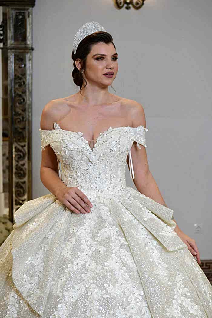 Alternative view of Madonna Yaka Bel Volanlı 3 Boyut İşlemeli Prenses Gelinlik