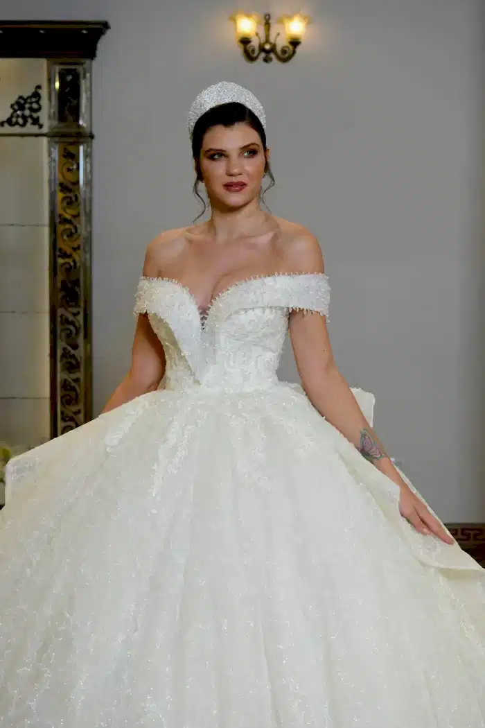 Alternative view of Madonna Yaka Kristal İşlemeli Volan Etek Detaylı Prenses Gelinlik