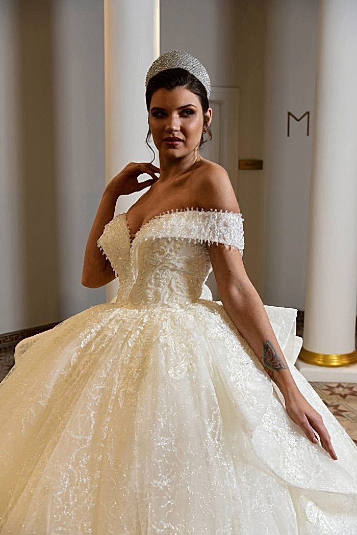 Madonna Yaka Kristal İşlemeli Volan Etek Detaylı Prenses Gelinlik