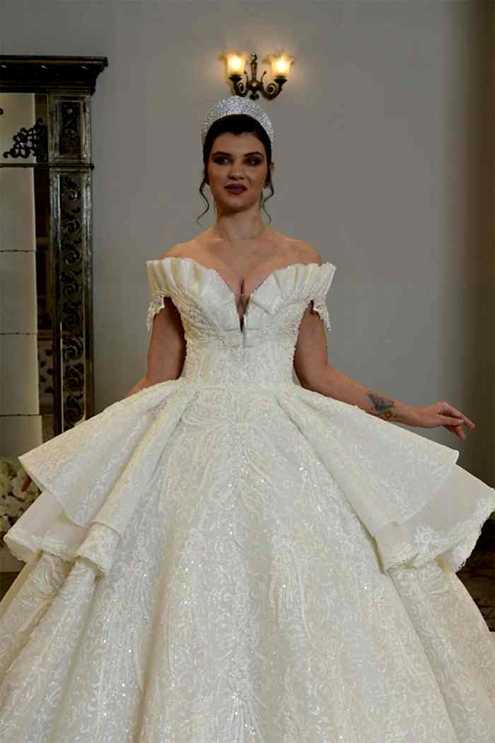 Alternative view of Fırfır Madonna Yaka Simetrik Kat Volanlı Prenses Gelinlik