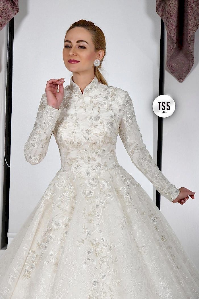 Alternative view of Gümüş İşlemeli Hakim Yaka Işıltılı Tül Prenses Tesettür Gelinlik