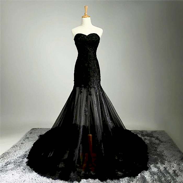 Taş İşlemeli Siyah Straplez Gelinlik Modeli