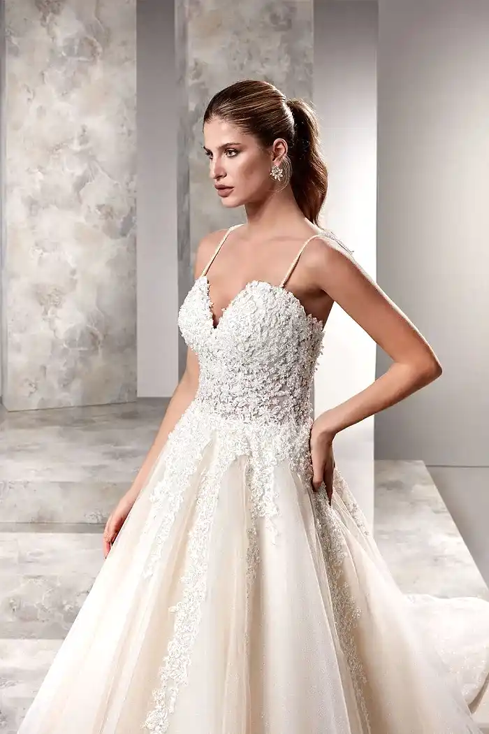 Alternative view of Sırtı Detaylı Dantel İşlemeli A Kesim Gelinlik