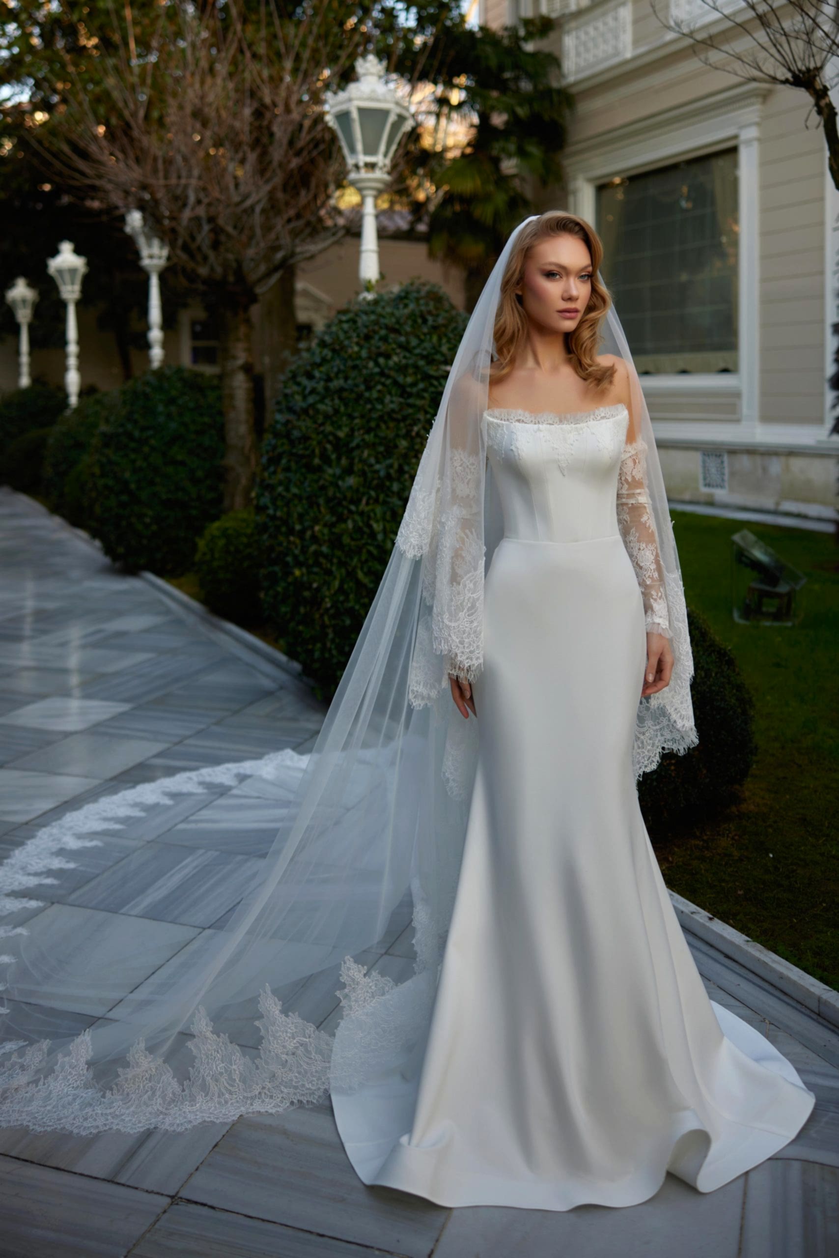 Uzun Dantel Kollu Madonna Yaka Saten Balık Gelinlik