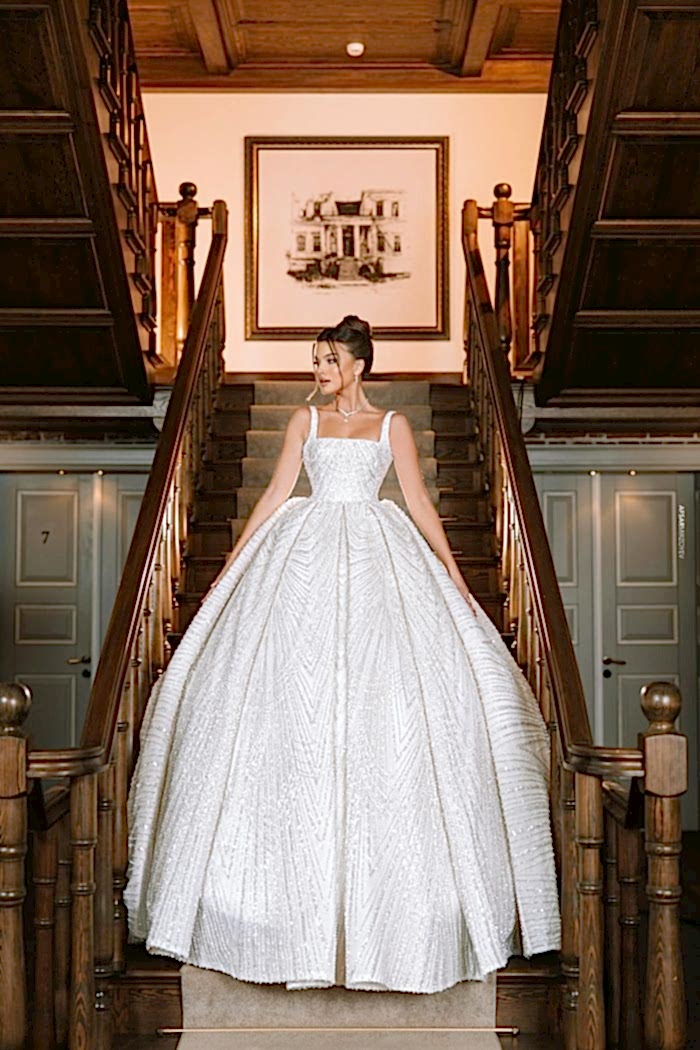 Kare Yaka Detaylı Payetli Prenses Gelinlik