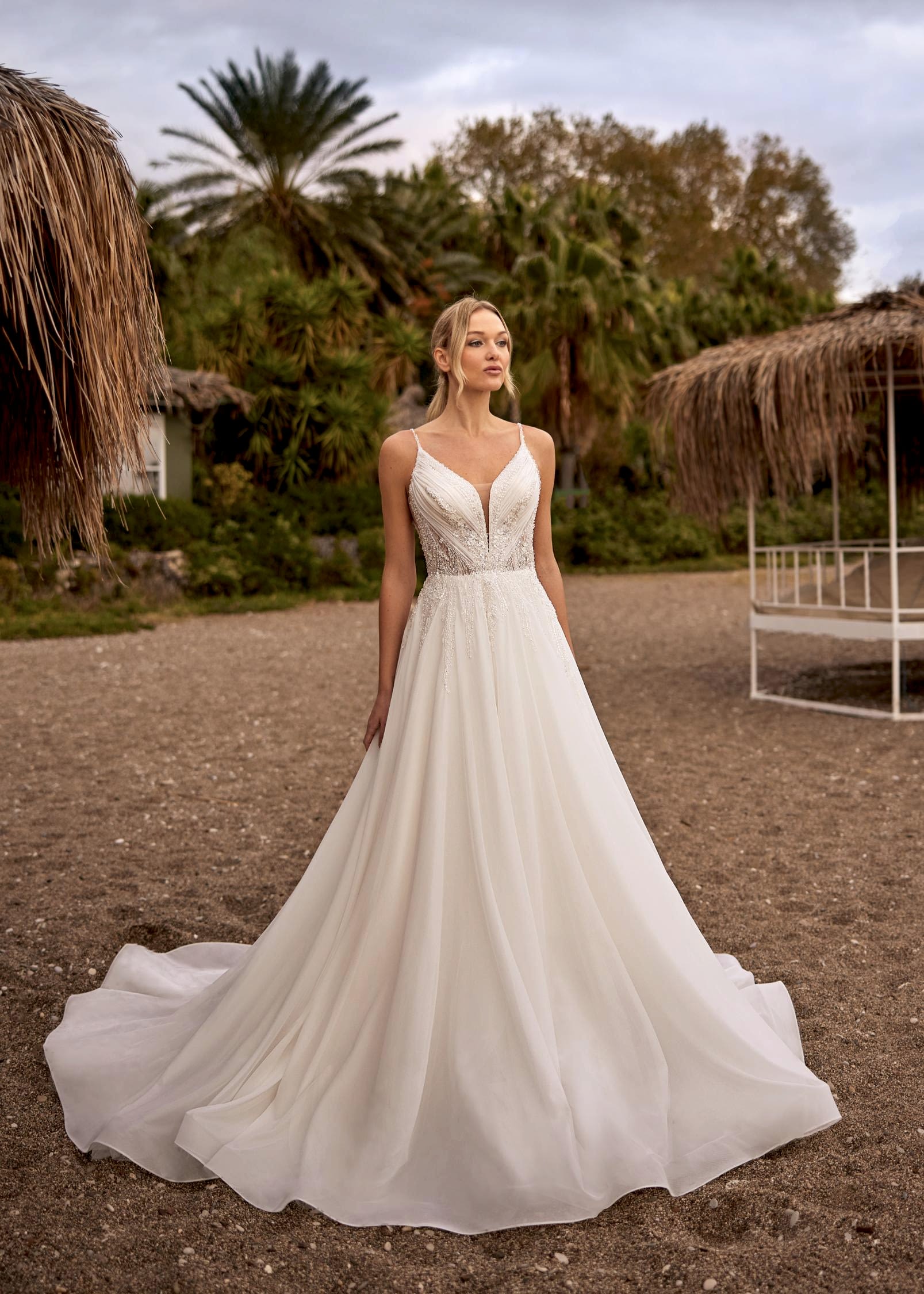 İp Askılı Pul işlemeli Zarif Helen Gelinlik