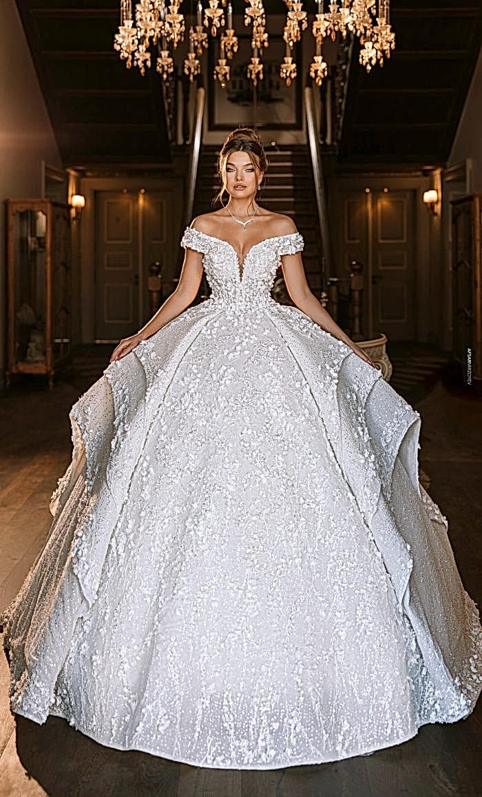 Madonna Yaka 3 Boyutlu Çiçek Detaylı Uzun Kuyruklu Prenses Gelinlik