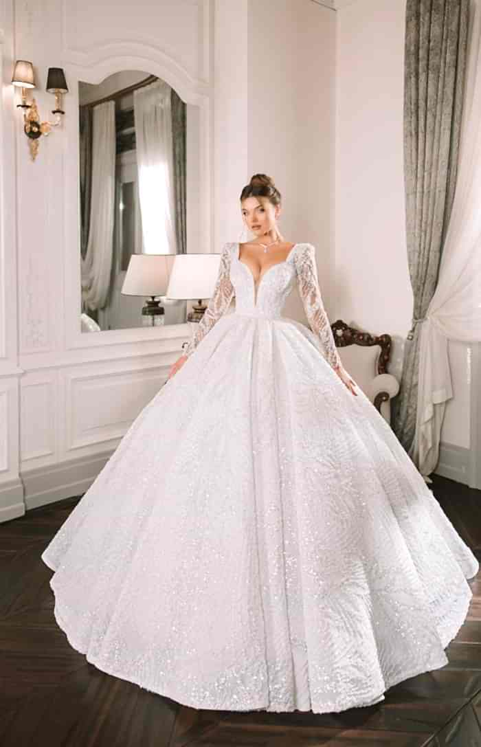 Derin V Yaka Vatka Detaylı Uzun Kuyruklu Prenses Gelinlik