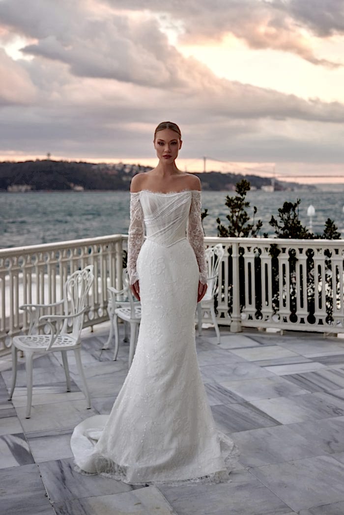 Madonna Yaka Dantel Kol Korse Detaylı Balık Gelinlik