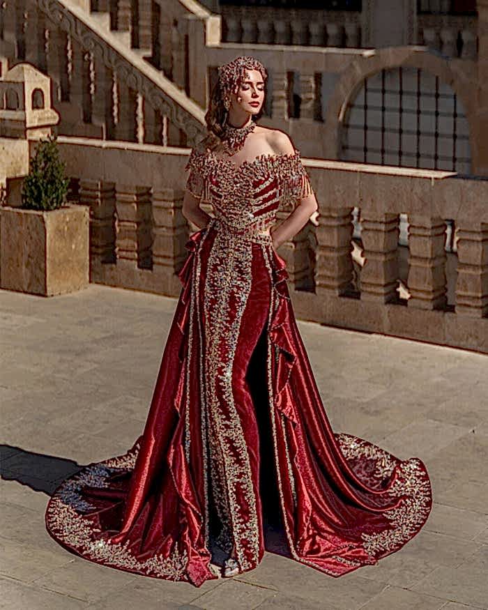 Kırmızı Taş İşlemeli Madonna Yaka Balık Demonteli İki Parça Bindallı