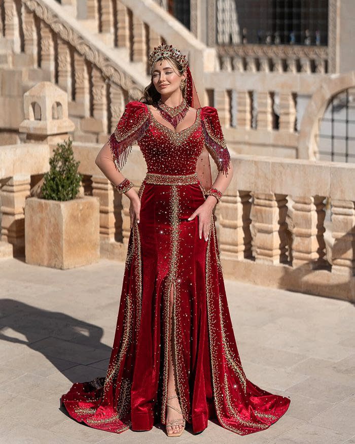 Eşsiz Kol Detaylı Kırmızı Taş İşlemeli Demonteli Bindallı