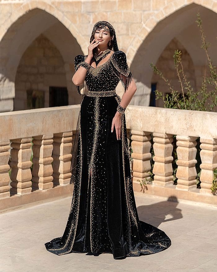 Boncuk İşlemeli Siyah Yırtmaçlı Balık Bindallı