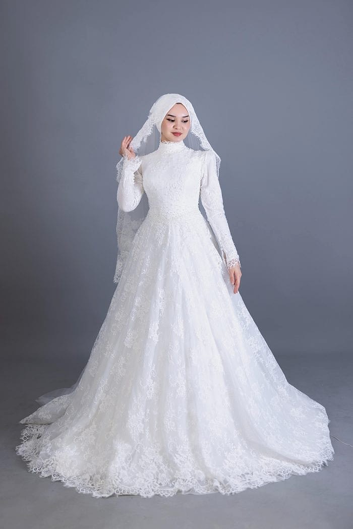Zarif ve İnce Detaylı Lez Dantel İşlemeli Tesettür Gelinlik