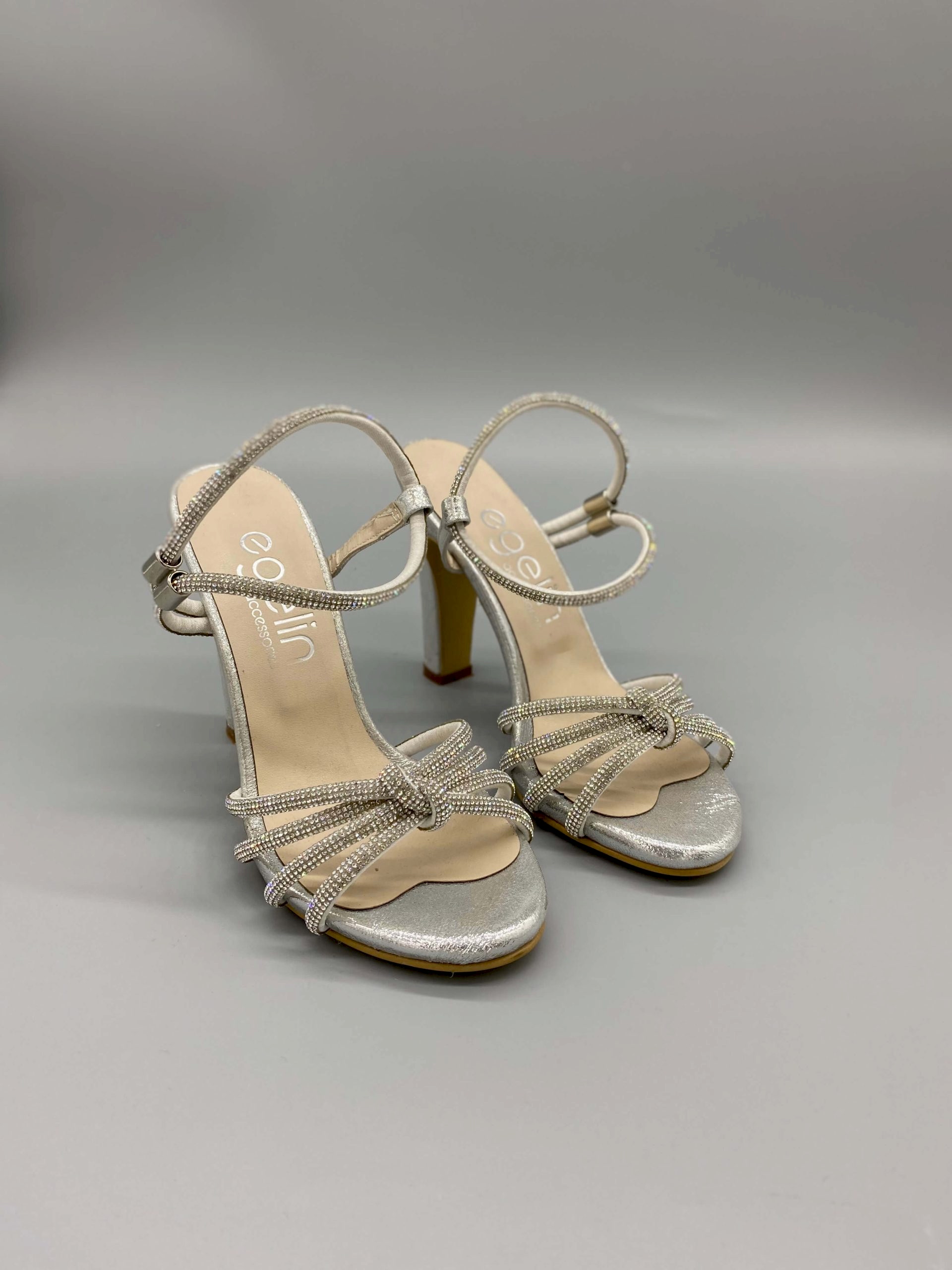 Gümüş Bilekten Ayarlanabilir Taşlı Ayakkabı