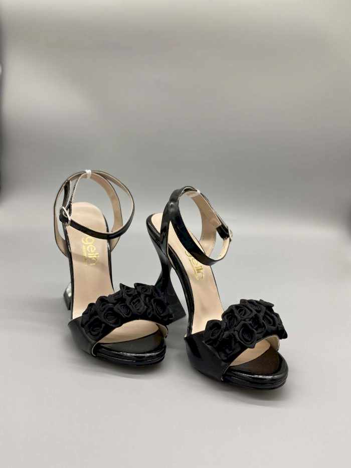 Siyah Topuğu Taş Detaylı Bant Gül Ayakkabı